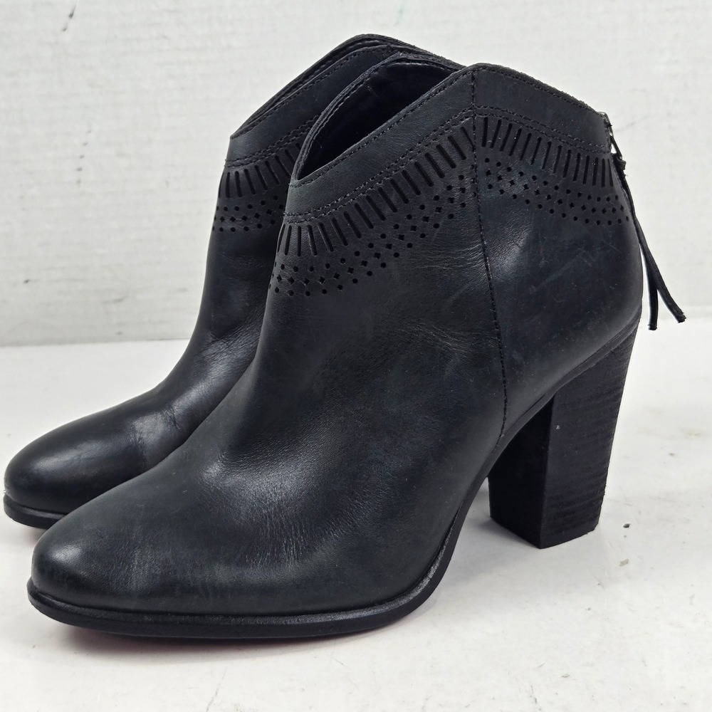 Vince Camuto Fetter Ankle Boot Leather Laser Cut Perforated Black 7M Booties EUC